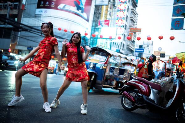 Девушки в китайских костюмах перед празднованием Лунного Нового года в Бангкоке. - Sputnik Молдова
