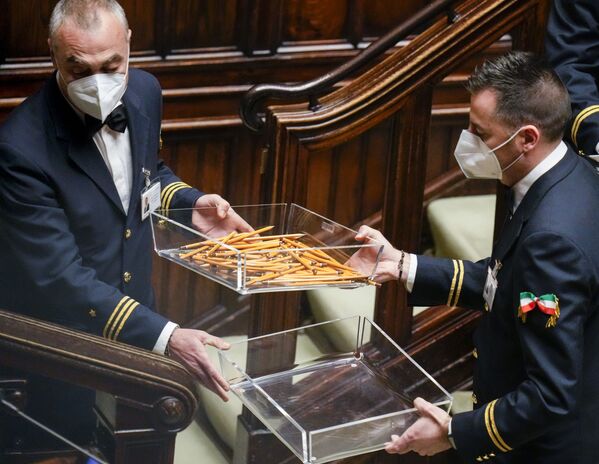 Сбор использованных карандашей в парламенте в Риме. - Sputnik Молдова