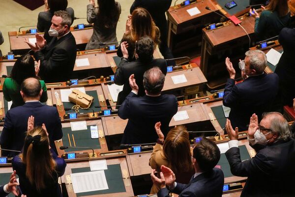 Депутаты хлопают после переизбрания президентом Италии Серджо Маттарелла. - Sputnik Молдова