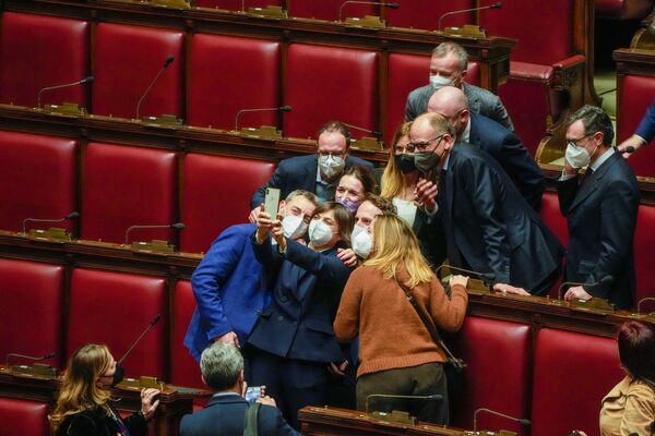 Лидер Демократической партии Энрико Летта во время селфи с депутатами в Сенате Италии. - Sputnik Молдова