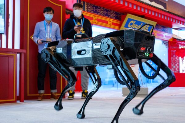 Робот-собака на территории пресс-центра зимних Олимпийских игр 2022 в Пекине. - Sputnik Молдова