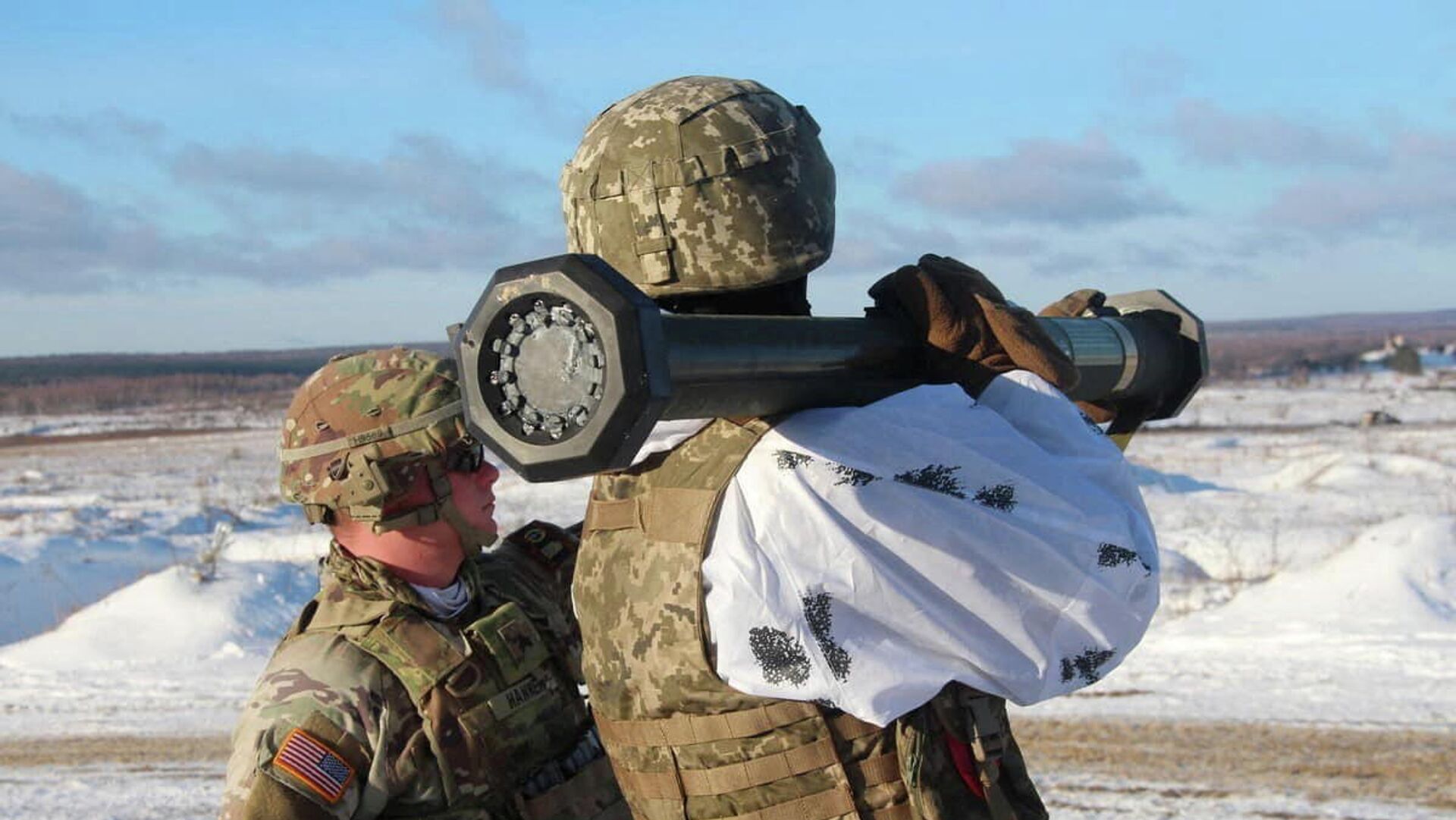 Американский инструктор обучает украинского военного работе с гранатометом M141 Bunker Defeat Munition (SMAW-D), поставленным из США - Sputnik Moldova, 1920, 03.02.2022