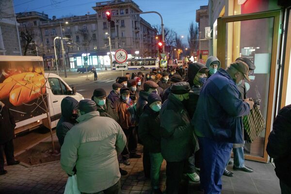 Люди терпеливо ждут возможности войти внутрь. - Sputnik Молдова