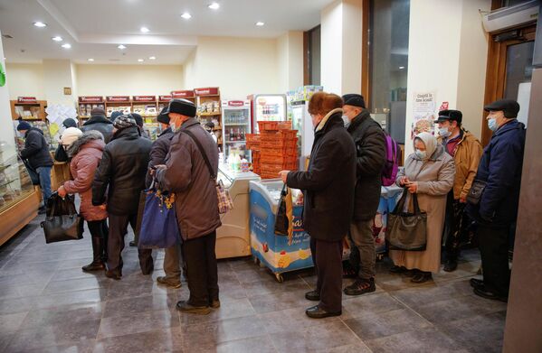 Pensionarii din Chișinău cumpără pâine socială la ora 7 - Sputnik Moldova
