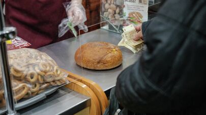 Кишиневские пенсионеры покупают социальный хлеб в 7 утра