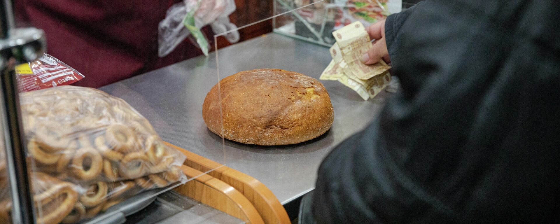 Кишиневские пенсионеры покупают социальный хлеб в 7 утра - Sputnik Молдова, 1920, 29.06.2022