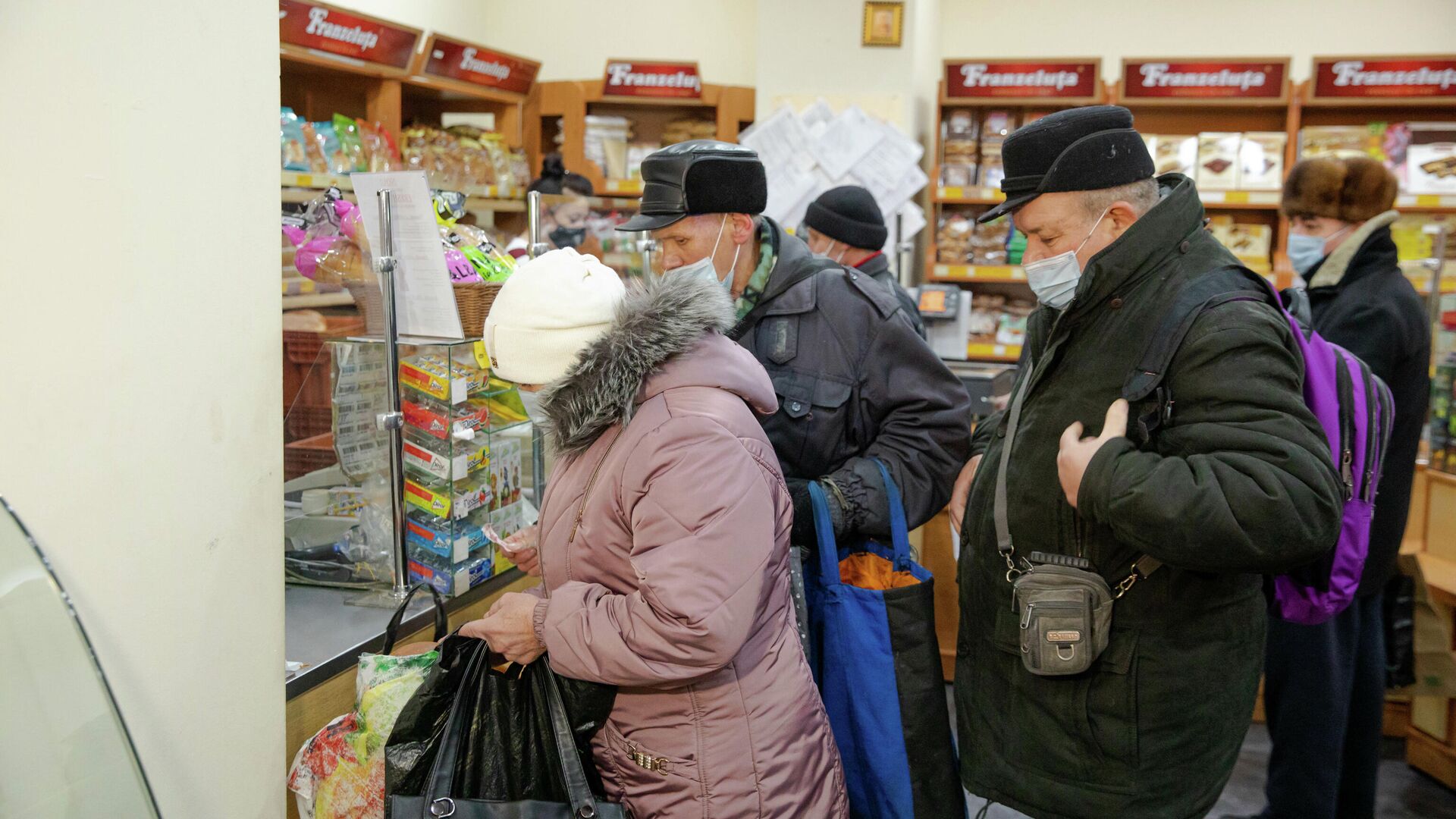 Кишиневские пенсионеры покупают социальный хлеб в 7 утра - Sputnik Молдова, 1920, 31.01.2024