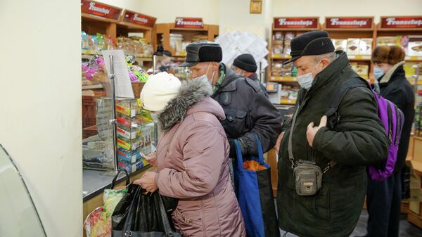 Кишиневские пенсионеры покупают социальный хлеб в 7 утра - Sputnik Молдова