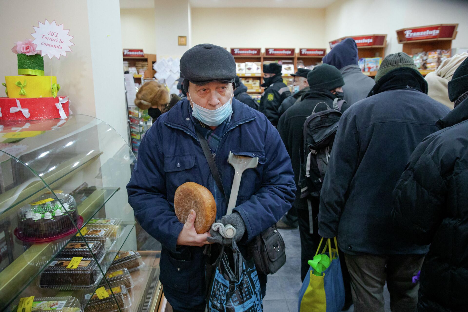 Кишиневские пенсионеры покупают социальный хлеб в 7 утра - Sputnik Молдова, 1920, 25.02.2022