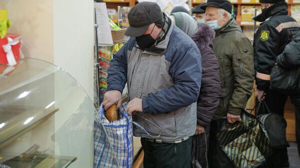 Кишиневские пенсионеры покупают социальный хлеб в 7 утра - Sputnik Молдова