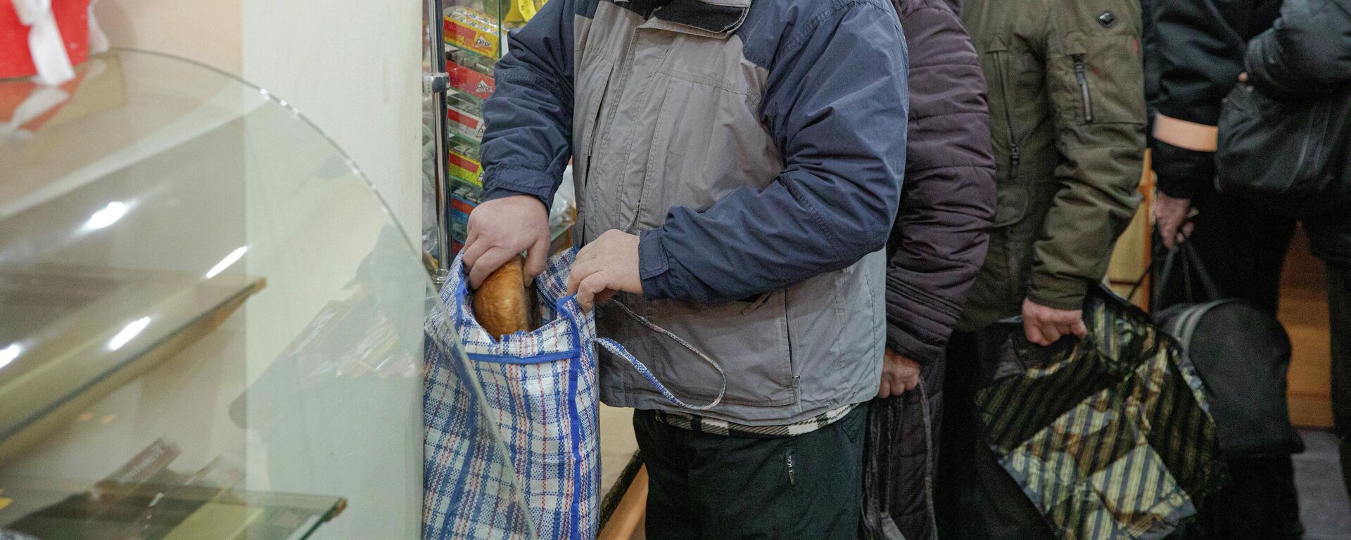 Кишиневские пенсионеры покупают социальный хлеб в 7 утра - Sputnik Молдова, 1920, 14.03.2022