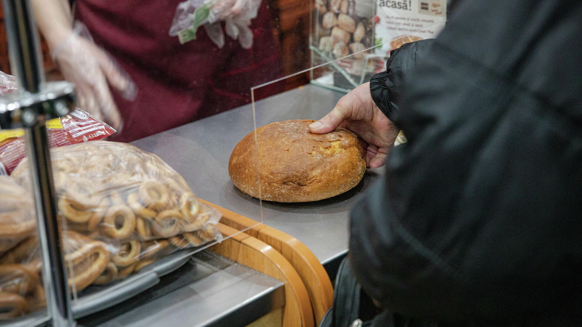 Кишиневские пенсионеры покупают социальный хлеб в 7 утра - Sputnik Молдова, 1920, 27.05.2022