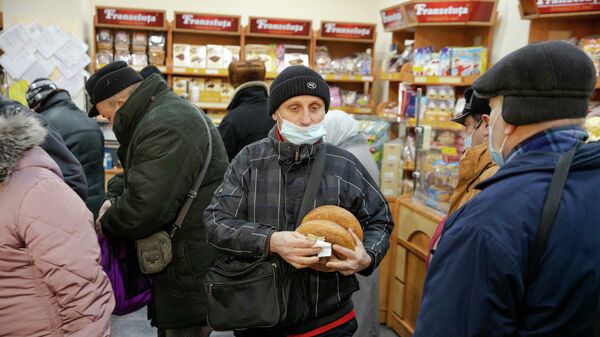 Pâinea socială - salvarea pensionarilor din Moldova: Cozi imense în fața magazinelor - Sputnik Moldova