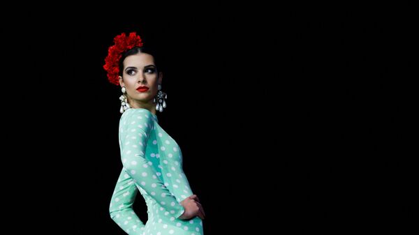 Модель во время Международного показа мод фламенко SIMOF в Севилье, Испания - Sputnik Молдова