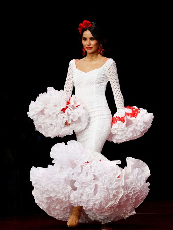 Модель демонстрирует платье от дизайнера Alejandro Santizo. - Sputnik Молдова