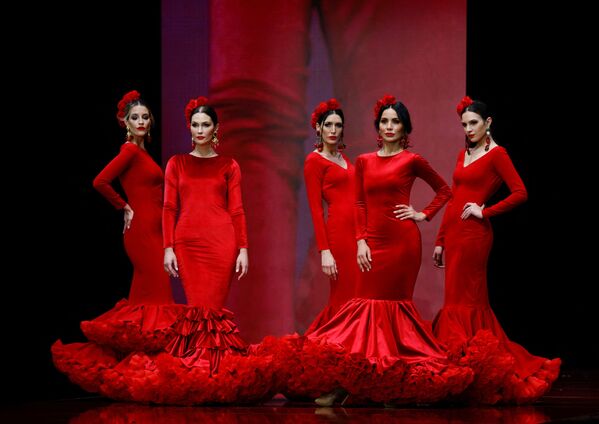 Акцент на красное – платья от Alejandro Santizo. - Sputnik Молдова