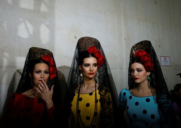 Главное внимание традициям – наряды от Maricruz. - Sputnik Молдова