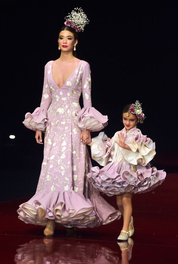 Два платья – два поколения от дизайнера Sara de Benitez. - Sputnik Молдова
