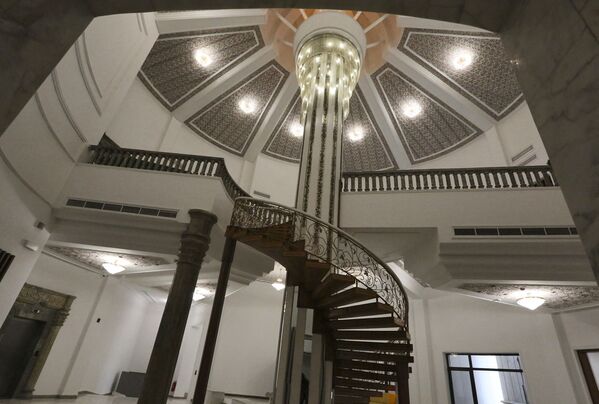 Колонны и винтовые лестницы в дворцовом комплексе. - Sputnik Молдова