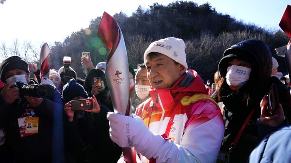 Джеки Чан держит факел зимних Олимпийских игр 2022 в Пекине, Китай  - Sputnik Молдова