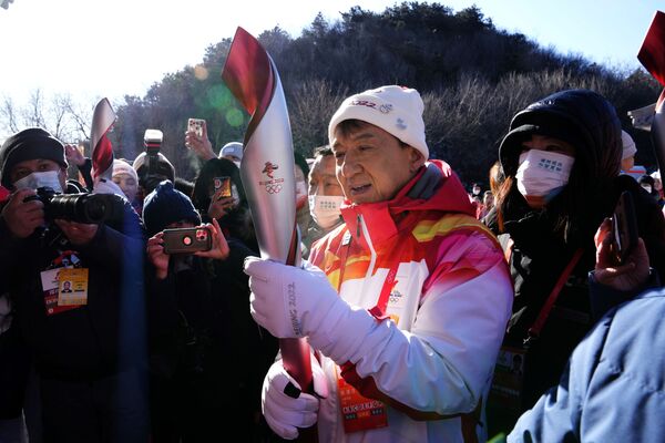 Джеки Чан участвует в эстафете олимпийского огня на зимних Играх-2022 в Пекине. - Sputnik Молдова