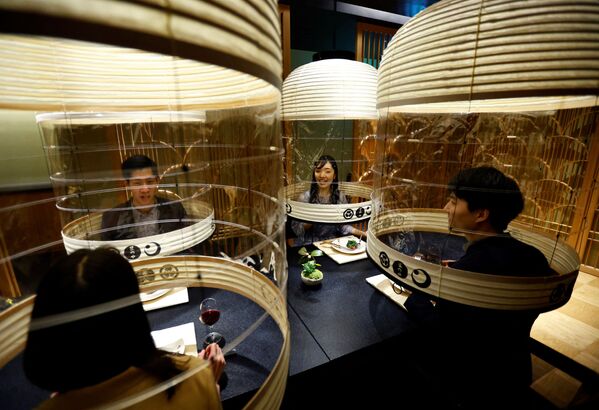 Персонал отеля Hoshinoya Tokyo демонстрирует Lantern Dining Experience – специальные колпаки, защищающие посетителей от COVID-19. - Sputnik Молдова