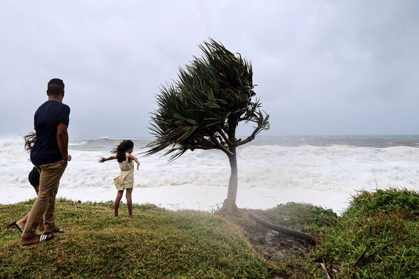 Сильные волны у Сен-Бенуа, на востоке французского острова Ла-Реюньон в Индийском океане. - Sputnik Молдова