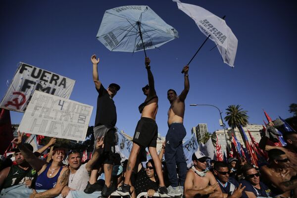 Демонстранты на акции протеста с требованием реформы судебной системы у Дворца правосудия в Буэнос-Айресе, Аргентина. - Sputnik Молдова