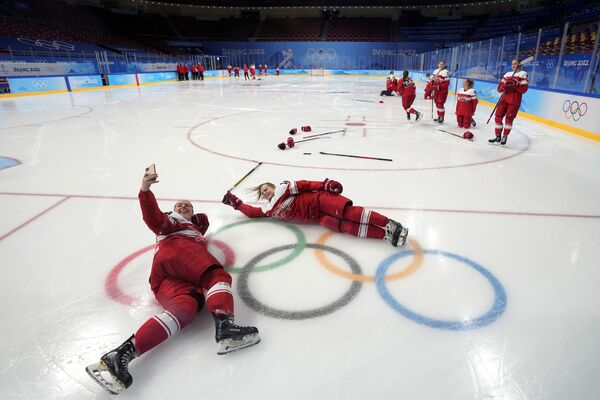 Участницы женской сборной Дании по хоккею делают селфи на льду во время подготовки к открытию Зимней Олимпиаде 2022 в Пекине. - Sputnik Молдова
