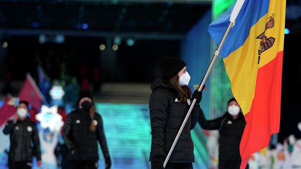 Дойна Дескалуй несет флаг Молдовы на церемонии открытия Олимпиады в Пекине - Sputnik Молдова