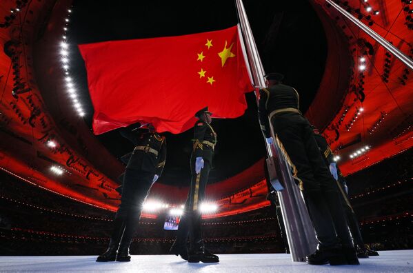 Поднятие китайского флага на церемонии открытия XXIV зимних Олимпийских игр в Пекине. - Sputnik Молдова