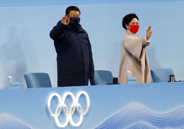 Председатель КНР Си Цзиньпин с супругой Пэн Лиюань на церемонии открытия XXIV зимних Олимпийских игр в Пекине. - Sputnik Молдова