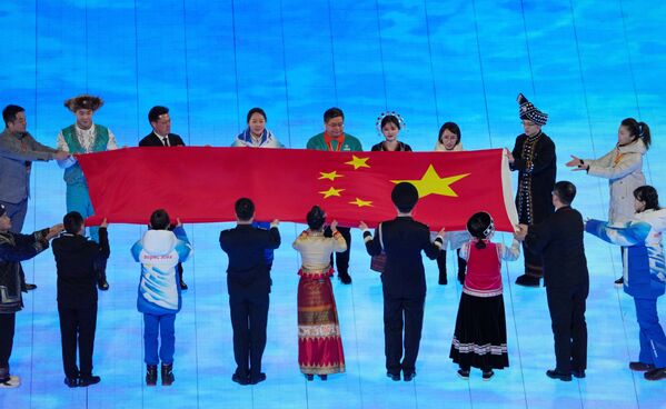 Вынос на стадион флага КНР на церемонии открытия XXIV зимних Олимпийских игр в Пекине - Sputnik Молдова