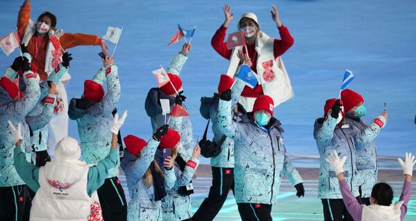 Российские спортсменыво время парада атлетов на церемонии открытия XXIV зимних Олимпийских игр в Пекине - Sputnik Молдова