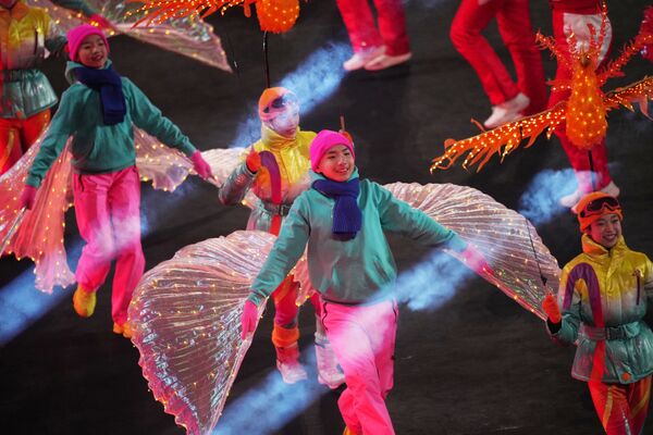 Дети перед началом церемонии открытия XXIV зимних Олимпийских игр в Пекине - Sputnik Молдова