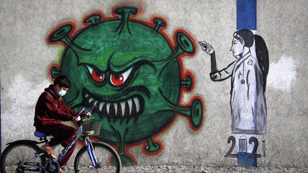 Граффити с изображением медсестры, вводящей вакцину против COVID-19, в городе Газа - Sputnik Moldova-România
