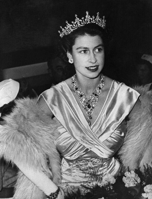 Принцесса Великобритании Елизавета в бриллиантовой короне, 1952 год. - Sputnik Молдова