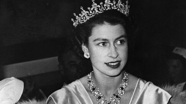 Принцесса Великобритании Елизавета в бриллиантовой короне, 1952 год - Sputnik Молдова