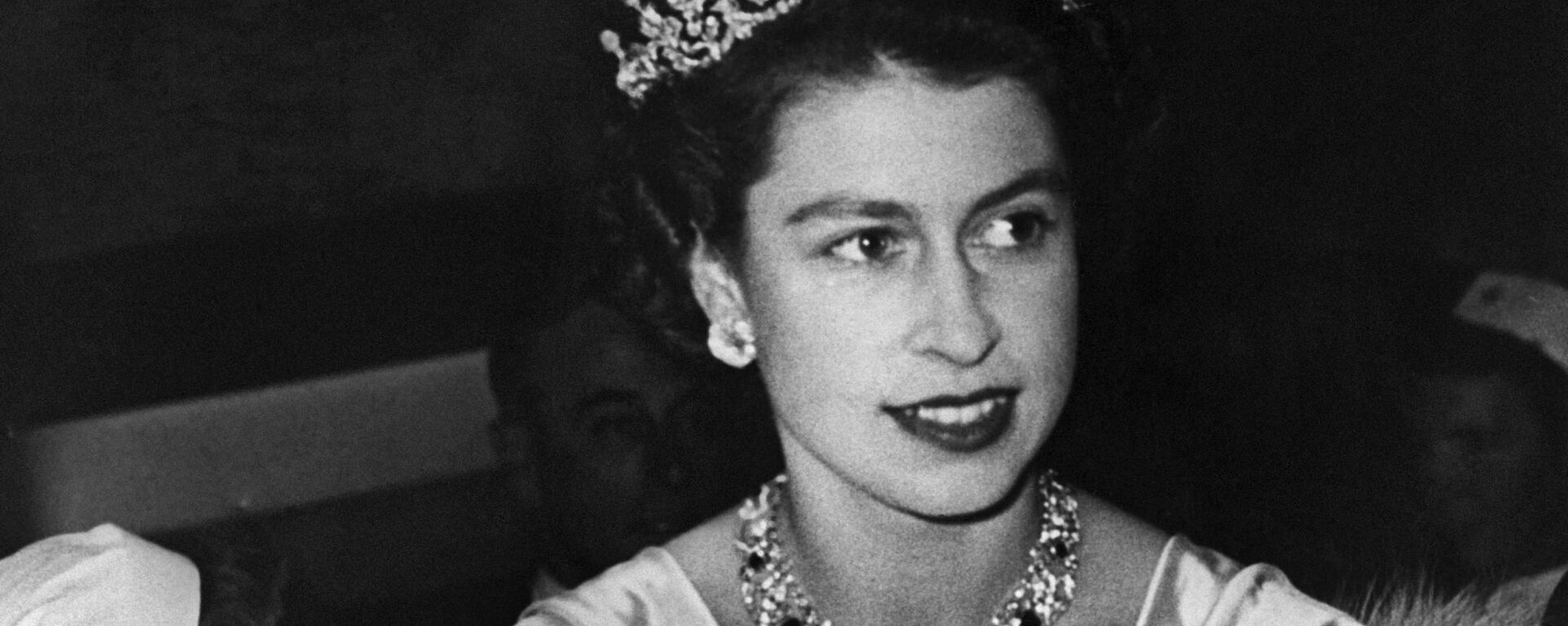 Принцесса Великобритании Елизавета в бриллиантовой короне, 1952 год - Sputnik Молдова, 1920, 06.02.2022
