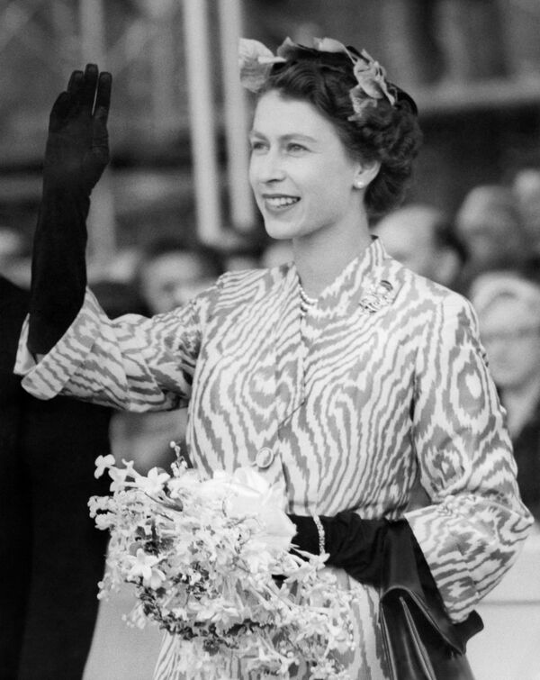 Королева Елизавета II провожает канадский лайнер Empress of Britain в Глазго, 1955 год. - Sputnik Молдова