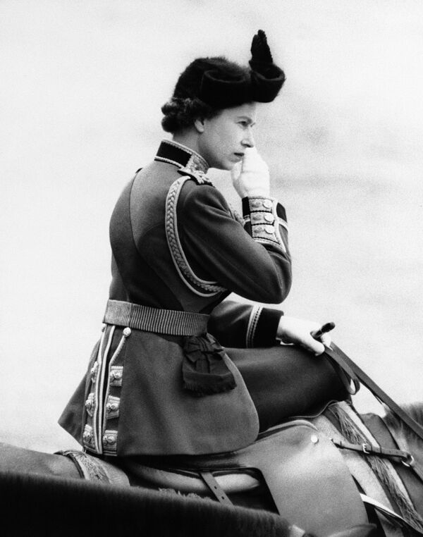 Королева Елизавета II наблюдает за парадом конной гвардии в Лондоне 10 июня 1961 года, посвященным ее 35-летию. - Sputnik Молдова