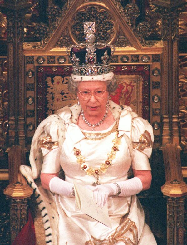 Королева Елизавета II на выступлении перед верхней палатой в Лондоне 23 октября 1996 года. - Sputnik Молдова
