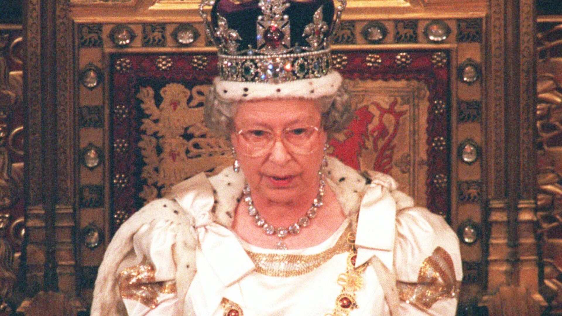 Королева Елизавета II на выступлении перед верхней палатой в Лондоне 23 октября 1996 года - Sputnik Moldova-România, 1920, 06.02.2022