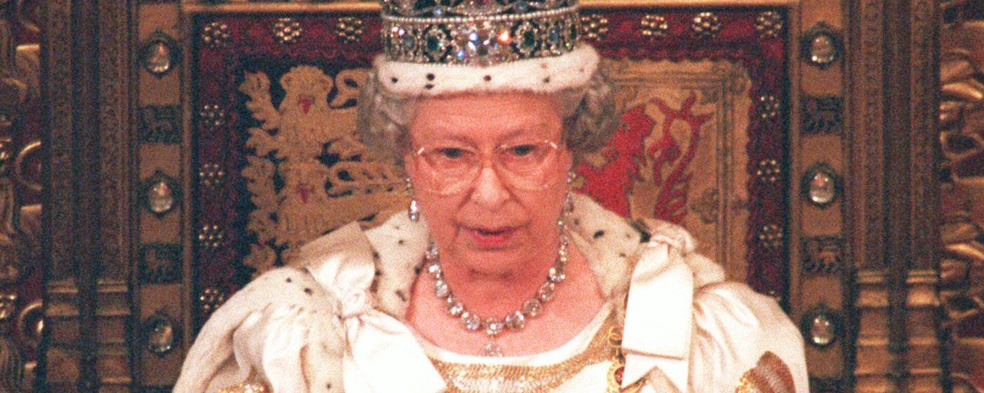 Королева Елизавета II на выступлении перед верхней палатой в Лондоне 23 октября 1996 года - Sputnik Moldova, 1920, 06.02.2022
