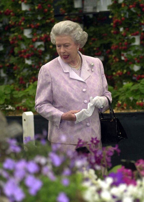 Королева Великобритании Елизавета II во время посещения выставки цветов в Челси в Лондоне, 2000 год. - Sputnik Молдова