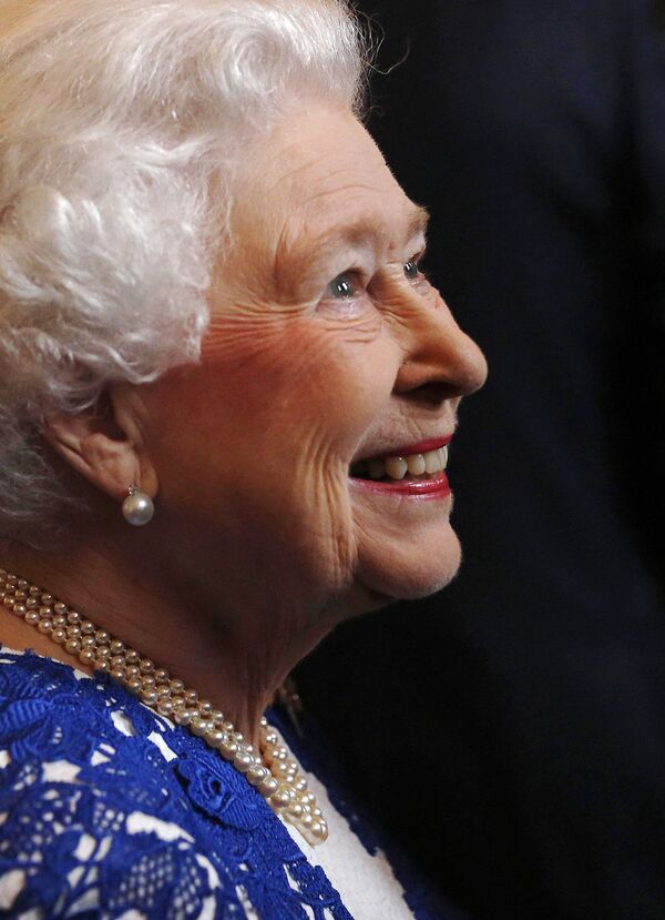 Королева Великобритании Елизавета II на приеме в  Северной Ирландии, 2014 год. - Sputnik Молдова