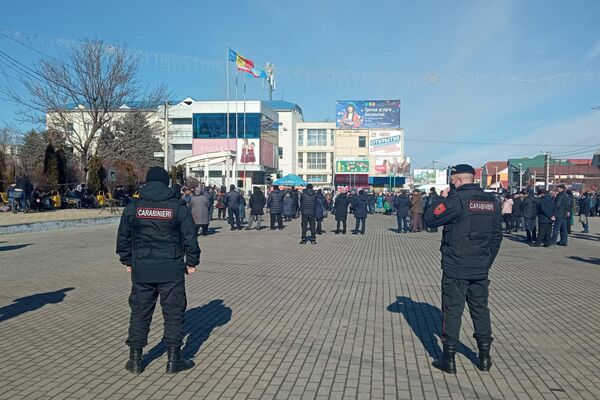 Карабинеры обеспечивают безопасность митинга в Комрате. - Sputnik Молдова