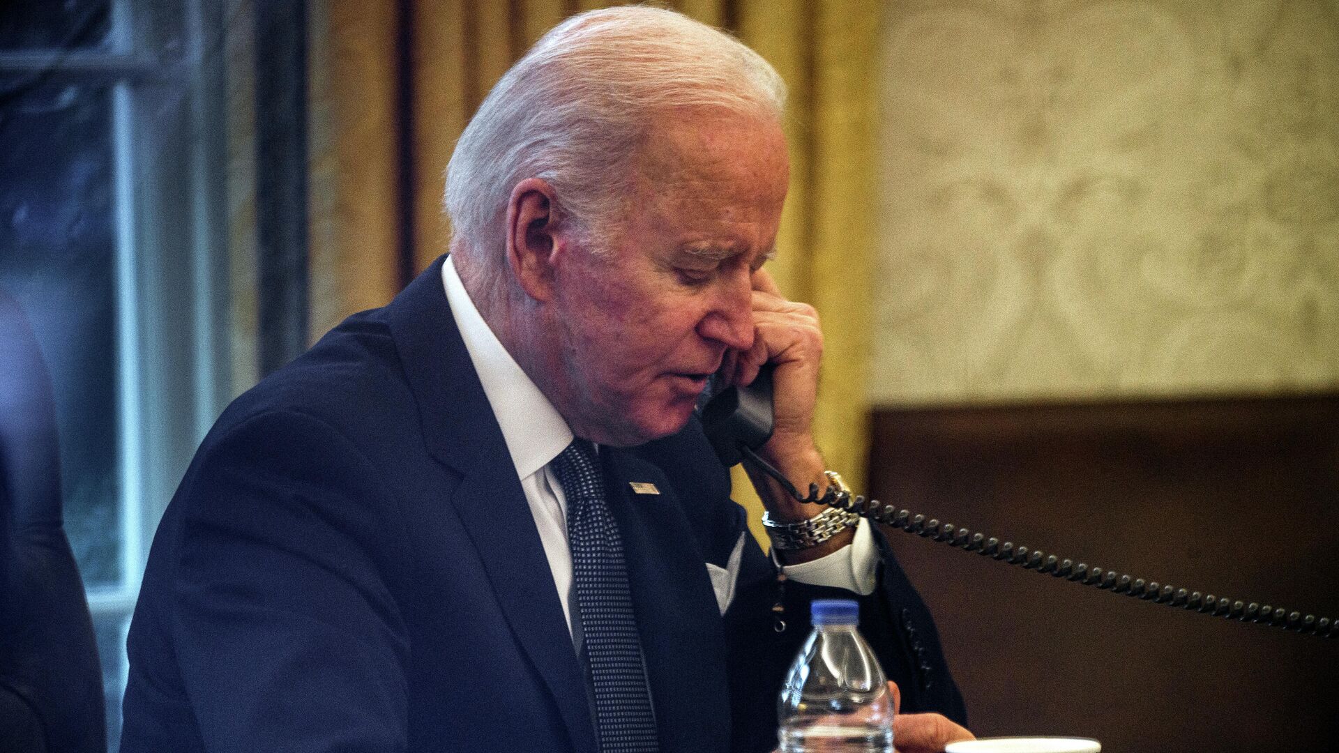 Joe Biden vorbește la telefon - Sputnik Moldova-România, 1920, 07.02.2022