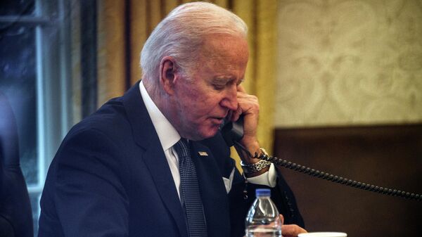 Joe Biden vorbește la telefon - Sputnik Moldova-România