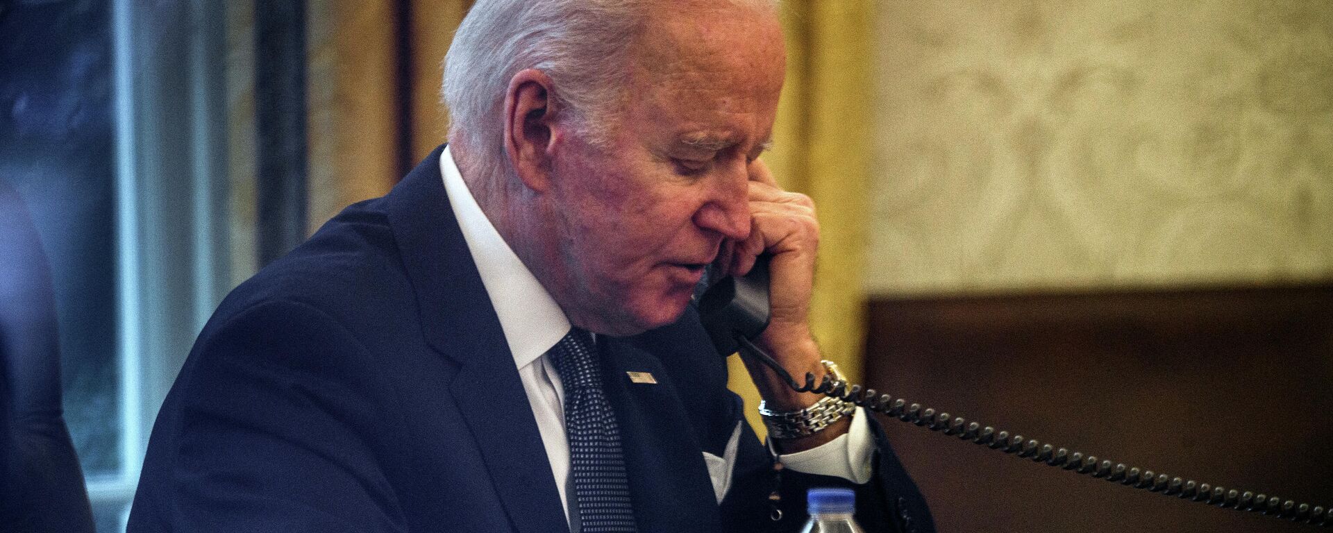 Joe Biden vorbește la telefon - Sputnik Moldova-România, 1920, 12.02.2022